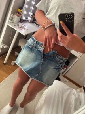 Blå jeanskjol med slitningar - Säljer denna jeanskjol, inte stretch  Midjemått 39cm🥰 oanvänd utan defekter