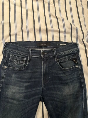 Blå jeans från Replay med slitningar - Riktigt feta replay anbass 30/32