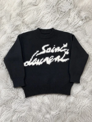 Svart Saint Laurent stickad tröja - Jätte snygg saint Laurent Sweater i storlek S. Perfekt för sommaren och kalla dagar. Använd 1 gång/ som ny. Kom med frågor och prisförslag ☺️