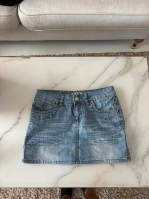 Lågmidjad mini jeans kjol  - Skitsnygg ljusblåa lågmidjad mini jeanskjol