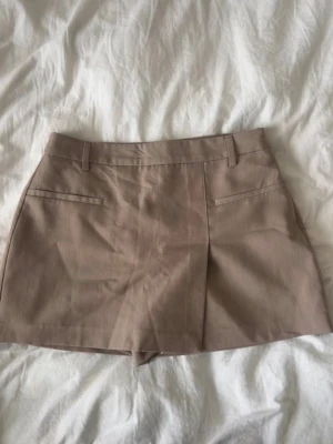 kjol - brun/beige kjol med inbyggda shorts, fint skick