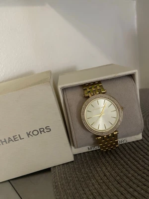 Michael kors klocka  - Säljer en suuuper fin klocka. Äkta 