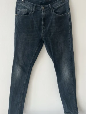 Tiger of Sweden jeans  - Tjena, säljer ett par schyssta tiger of sweden jeans i modellen Pistolero, i strl W30/L32 Jeansen är i färgen grå/svart och är i ett bra skick hör gärna av dig om du har några frågor🤗23