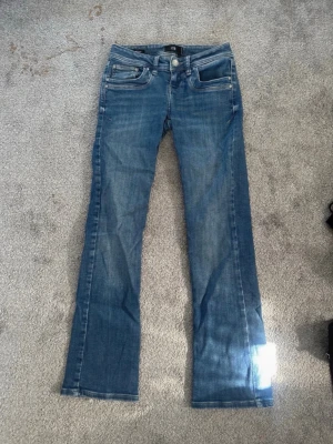 LTB bootcut lowwaist jeans - Lowwaist bootcut jeans från LTB i modellen valerie. Bra skick men lite slitningar vid fötterna, se bild. w23 L30, nypris ca 850kr