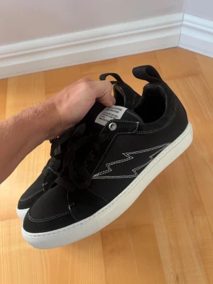 Helt nya Zadig Voltaire skor 43 - Ett par otroliga gryma och sköna Zadig Voltaire skor i storlek 43 säljes. Väldigt eftertraktade och unika skor perfekta för alla tillfällen. Helt nya inte ens testade så riktigt kap och tveka inte vid minsta fråga eller fundering. Nypris på flera tusen kr och inga defekter alls!
