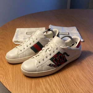 Gucci Ace Snake - Säljer ett par Gucci ace i storlek 43 De är i riktigt bra skick endast lite märken på toe box. Ingår dustbags