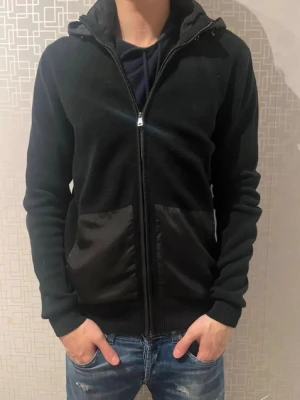 Roy Robson Cardigan - Tja! Säljer en riktigt fet cardigan ifrån Roy Robson i nästintill nyskick| Storlek S | Ny pris 2500 mitt pris 799! Jag på bilden är 181! | Hör av er vid minsta lilla fundering🙌