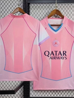 Rosa PSG fotbollströja Qatar Airways - Snygg rosa fotbollströja från PSG med Qatar Airways-logga på bröstet. Tröjan har V-ringning med blå kant, diskret mönster i vitt och blått samt klubbmärke på vänster sida. Perfekt för dig som älskar fotboll och vill sticka ut på planen.