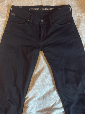Svarta jeans från Citizens of Humanity - Snygga lågmidjade svarta bootcut jeans!! Dom är lite sydda från förra ägaren för att ”forma” dom vid låren, men inget man tänker på!💗 skriv om frågor🫶🏼