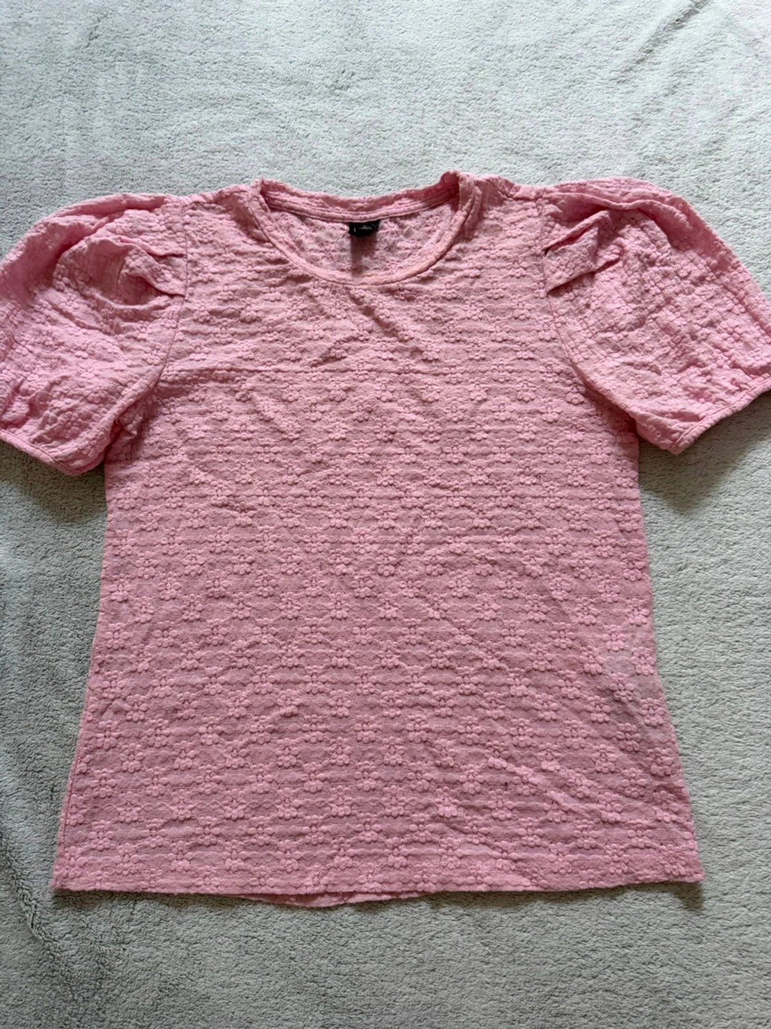 Rosa spetsmönstrad topp från vero moda