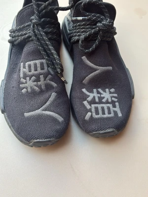  Adidas NMD Hu Pharrell Williams - Ett par unika Adidas NMD Pharell Williams sneakers.  Pris på Farfetch 5300 kr. Vita aldrig använda skosnören kommer med.