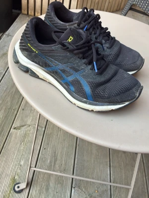 Blå Asics löparskor gel-flux 6 - Säljer ett par blå Asics löparskor. Använda 1 säsong.