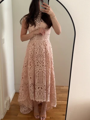 Ljusrosa klänning - Ljusrosa lyxig klänning. Passar mig som är mellan 34-36. Otrolig desig och kvalite. Använt endast 1 gång. Nytvättad och inget att anmärka på.