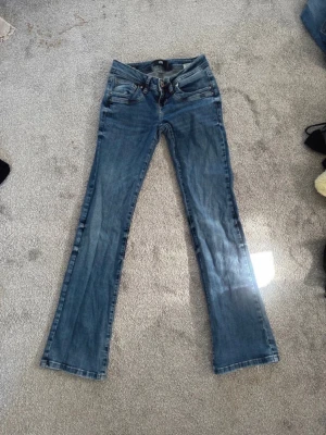 LTB valerie jeans lowwaist - LTB valerie jeans, lowwaist bootcut. Bra skick men har slitningar vid fötterna (se bild). Nypris ca 850kr. W24 L30
