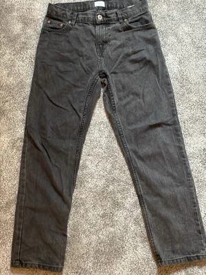 Svarta jeans - Säljer ett par svarta jeans.