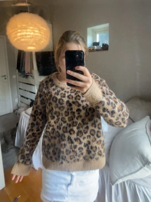 Leopardmönstrad stickad tröja - Jätte skön tröja med leopardmönster från hm 💗känns mer som än XS/S istället för L 