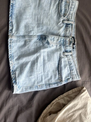 Ljusblå jeanskjol - Skitsnygg jeanskjol inte använt pga för stor. Modell Maddy. Slutsåld 