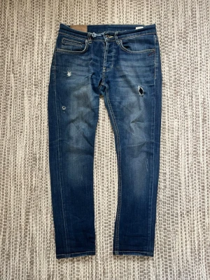 Dondup george jeans W32 - Säljer dessa fräscha dondup jeans med stiliga slitningar, som är W32 och i längden 94cm, nypris ca 2000kr. Hör gärna av dig vid frågor! 