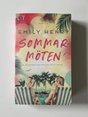 Sommarmöten av Emily Henry - Sommarmöten (people we meet on vacation) av Emily Henry, pocket i nyskick.