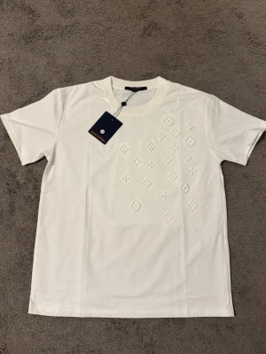 LV T-shirt - Exclusive Louis Vuitton tshirt helt nyskick 10/10 storlek S.