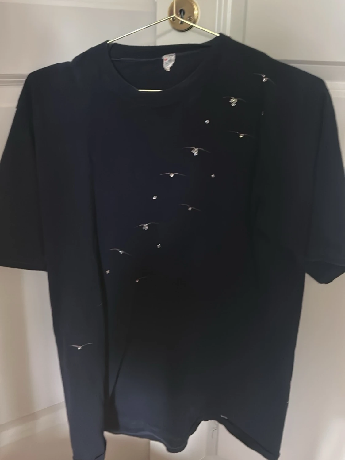 Mörkblå t-shirt med fågeltryck passar också bra på M