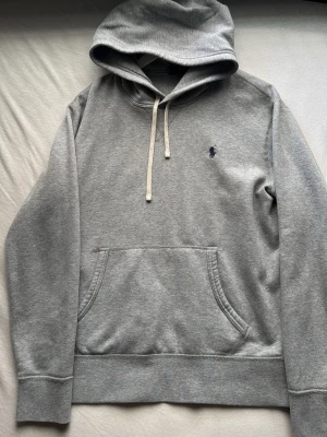 Ralph lauren hoodie - Grå Ralph lauren hoodie i storlek M bra skick använd några gånger