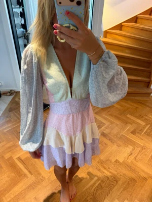 Blommig klänning  - Säljer denna sååå sååå fina klänning från lojsans kollektion med nakd❤️❤️❤️