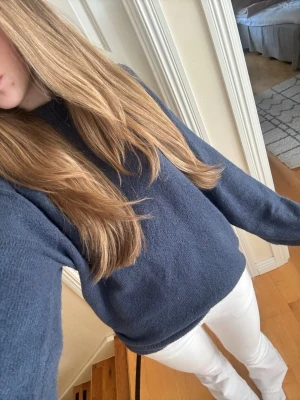 Mörkblå stickad tröja s - Säljer denna jättefina stickade mörklblåa tröjan från lager 157 i storlek s😊