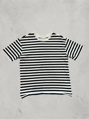 Randig tshirt  - Tjena, jag säljer denna nästan helt nya tröja från Pull&Bear. Jag har använt den en gång men den sitter inte som önskat så därför säljer jag den!  Inga som helst fel  Storlek S  100% bomull  Mått 📏  Längd 64cm Axelbredd 48cm  Hör av dig om du undrar något så löser vi det!