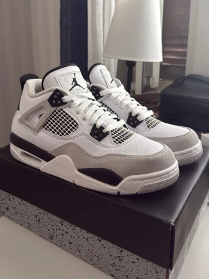 Jordan 4 Military Black GS - Storlek 7Y (40 EU). Köpt från SNKRS appen kvitto medföljer.