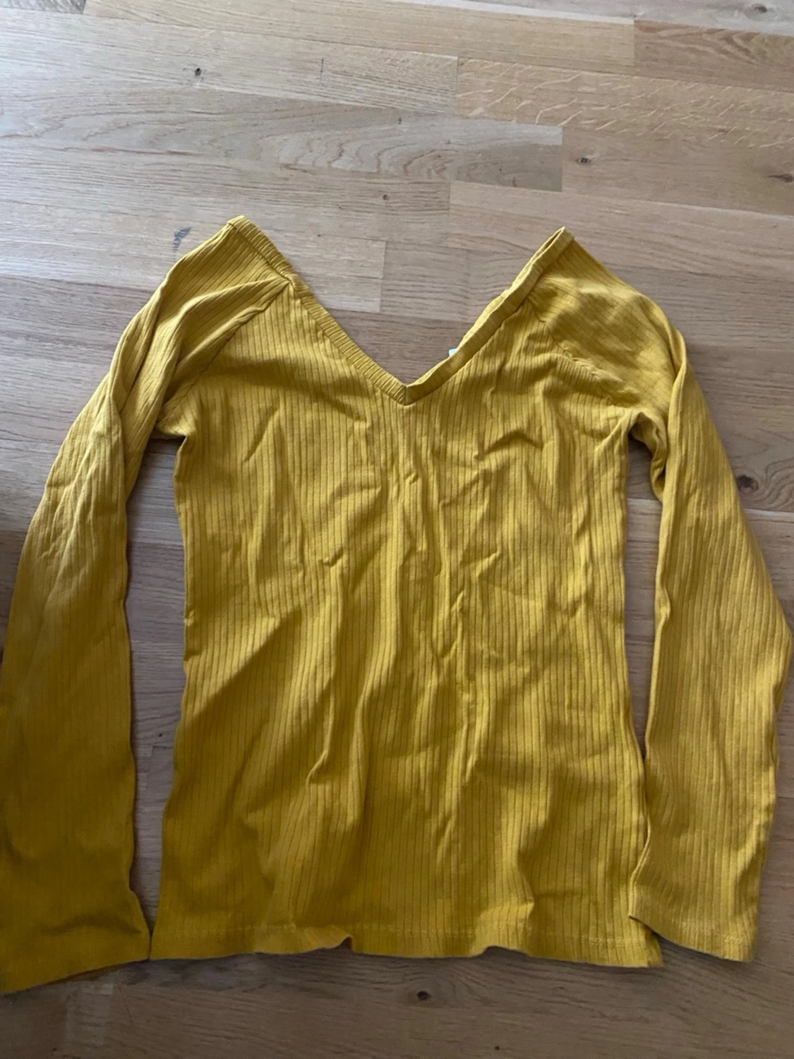 Gul ribbad topp från Club XPRS