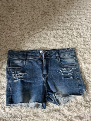blåa jeansshorts - blåa jeansshorts med lite uppsprättningar