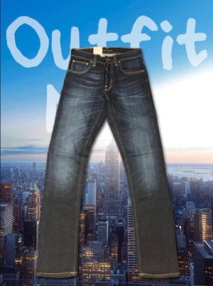 Nudie Grim tim - Hej! Säljer ett par Nudie Grim Tim jeans i storlek 29/32. Jeansen är näst intill helt nya och lapparna följer med och har en snygg, trendig tvätt. Rak modell som sitter bra.  Nypris: 1600 kr Säljer för: 699 kr  Priset är fast. Jag skickar inom 24 timmar efter genomfört köp och svarar snabbt på meddelanden. 📦