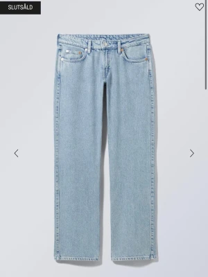 Ljusblå jeans från Weekday arrow low straight fit - Säljer dessa slutsålda jättesnygga jeans, nyskick🩷
