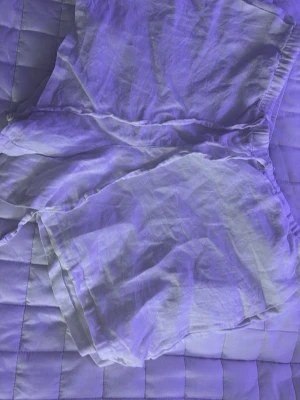 Vita luftiga shorts i linne - Säljer ett par vita, löst sittande linne shorts från Gina Tricot. 