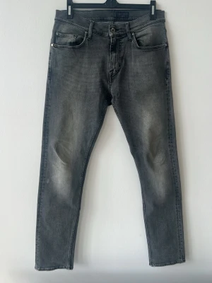 Tiger of Sweden jeans  - Tjena, säljer ett par schyssta tiger of sweden jeans i modellen pistolero, i strl W30/L32 Jeansen är i färgen grå och är i ett bra skick hör gärna av dig om du har några frågor🤗9