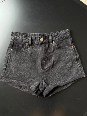Svarta jeansshorts - Svarta/grå spräckliga jeansshorts. Fickor fram och bak. Använda ett fåtal gånger men nu tyvärr för små för mig🖤