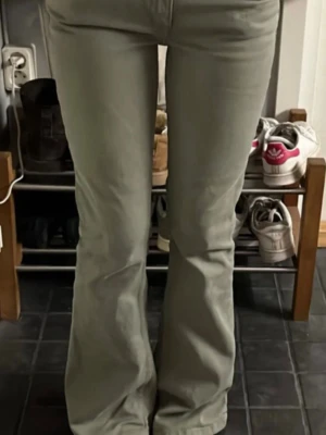 Ljusgröna bootcut jeans - Snygga ljusgröna jeans med bootcut passform och hög midja. Jeansen har klassisk femficksdesign och stängs med dragkedja och knapp. Perfekta för en trendig och avslappnad stil. Jag tror att dem är i xs