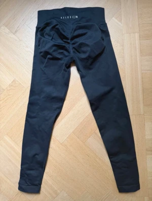 Svarta scrunch-leggings från Relode - Säljer ett par svarta scrunch-leggings från Relode i storlek small. 