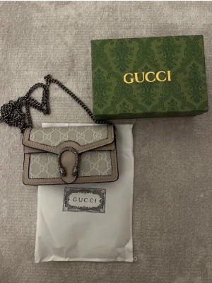 Begie väska  - Snygg beige väska  och läder med silverfärgad kedja. Super söt passar med alla outfits och men får plats med saker i
