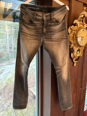 Jeans Disel 1979 (nya) - Säljer ett par grå jeans från Disel endast använda 1 gång. Sjukt snygg wash och slitningar på dessa