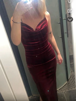 Vinröd sammetsklänning med slits  - Säljer denna jättefina klänning i storlek S, den har en slits på båda sidor som gör att den är lätt att gå i! Perfekt nu till sommaren🥰