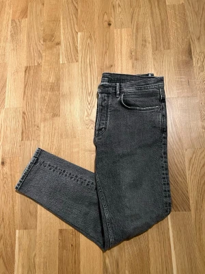 Acne Studios Jeans - Grå Acne Studios jeans för män, passformen är slim-fit. Plagget är i mycket bra skick, inga skador. Storlek Waist 31 / Lenght 32. Hör av dig vid intresse/frågor. PRIS KAN DISKUTERAS!