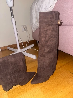 Bruna höga mockastövlar med spänne - Jätte fina boots köpta för 1200kr. Aldrig använda endast testade.