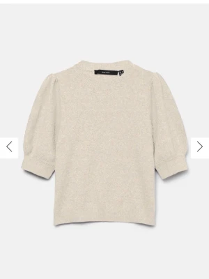 Beige stickad tröja med puffärm - Snygg beige stickad tröja från Vero moda  med korta puffärmar och rund halsringning.  Den är inte använd 