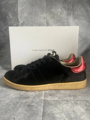 Isabel Marant Étoile skor  - Isabel marant skor | ett par väldigt unika skor som nästan inte går att få tag på | size: 37 | skick: 7/10 | og: allt box dustbag | färg: svart röd | tveka inte på höra av dig! | mvh MD Closet 🫡