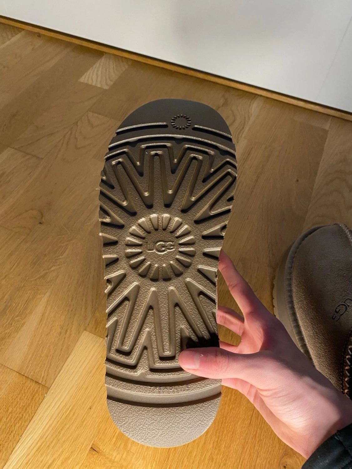 Beige UGG tofflor med platåsula - 1