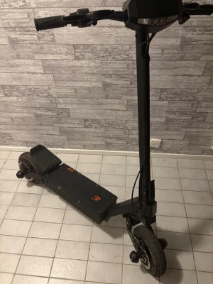 KuKirin G2 - Säljer en svart elscooter med breda däck. Scootern har en bred ståplatta, två handtag och synliga kablar framtill. Perfekt för dig som vill ta dig fram snabbt och smidigt i stan. Bara hämtning eller lämning ifall i skåne bor nära Eslöv Katt finns i hem