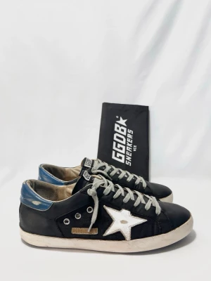 Golden Goose Skor - Golden Goose skor i en riktigt fet och unik modell, perfekta till sommaren! Fint skick, inga tydliga defekter. Storlek 42. Endast skor. Kontakta mig för fler frågor och funderingar!