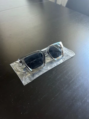 Ljusgrå solglasögon  - Ljusgrå solglasögon | Helt nya | One size | Inget specifikt märke men samma glas/material som chimis | Hör av er vid frågor eller funderingar 🙌